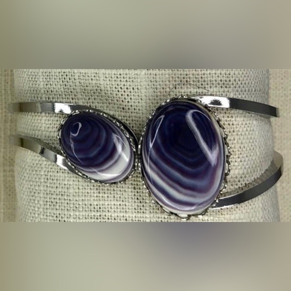 BR57 2 Cabochons Bangle Costume Wampum Quahog Bracelet - Picture 2 of 2